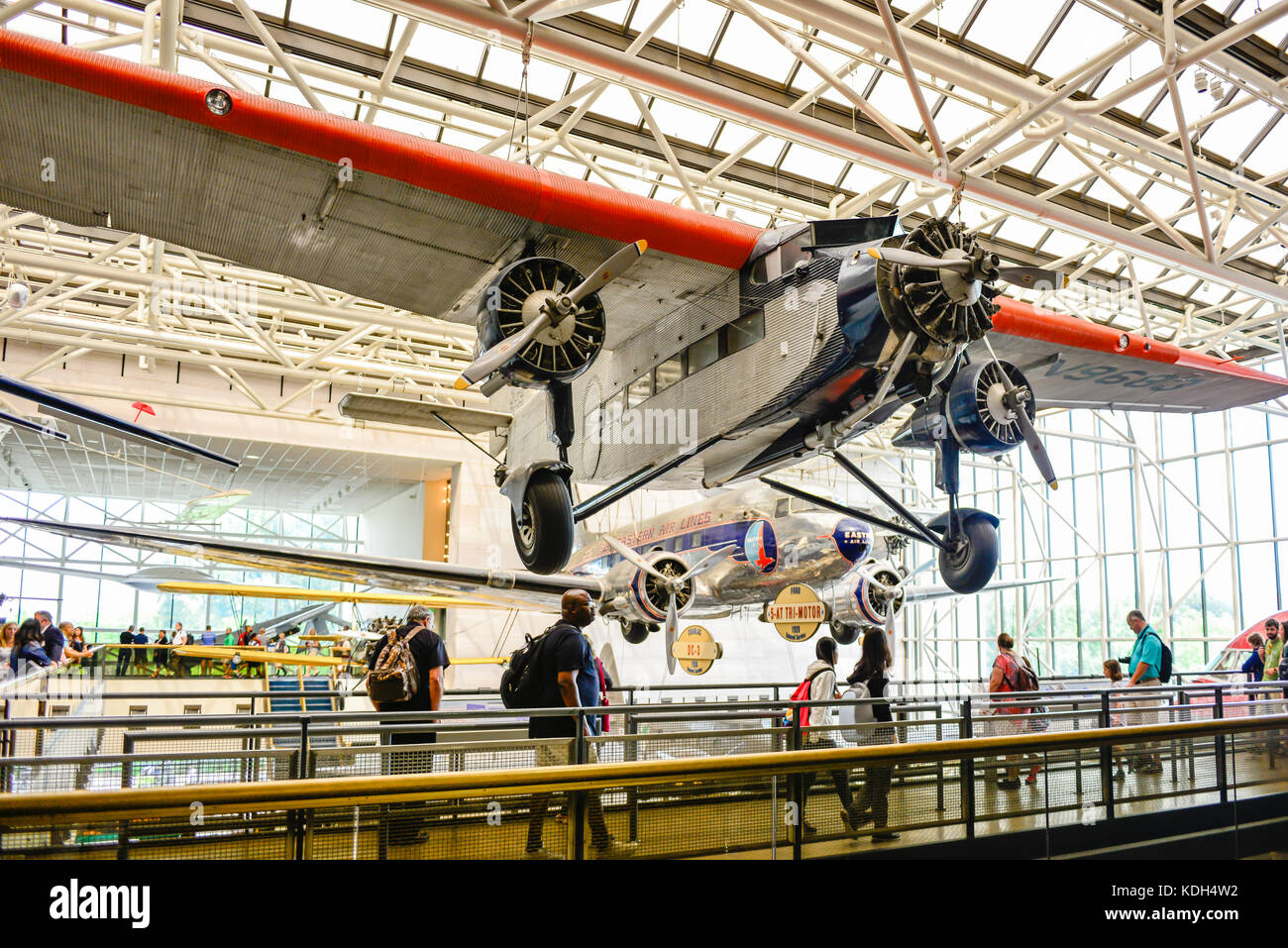 Ein Ford TriMotor Flugzeug und ein Eastern Airlines DC-3 hängen von der Decke an der National Air und Space Museum in Washington, DC, USA Stockfoto