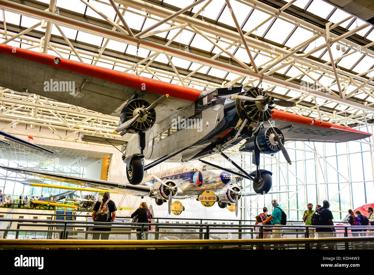 Ein Ford TriMotor Flugzeug und ein Eastern Airlines DC-3 hängen von der Decke an der National Air und Space Museum in Washington, DC, USA Stockfoto