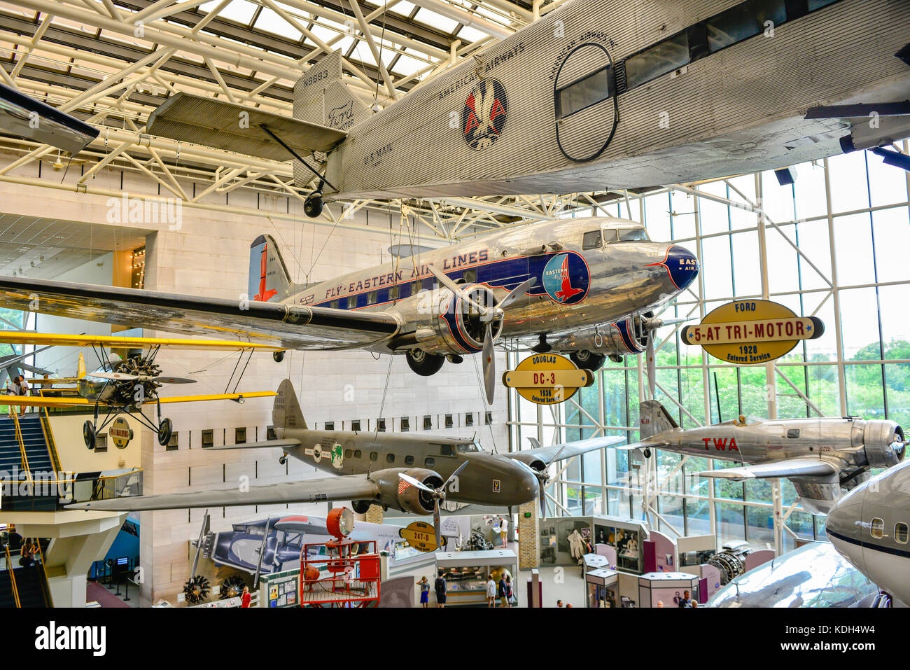 Eine Auswahl an vintage amerikanische Flugzeuge auf Anzeige an der National Air und Space Museum, Washington, DC, USA Stockfoto