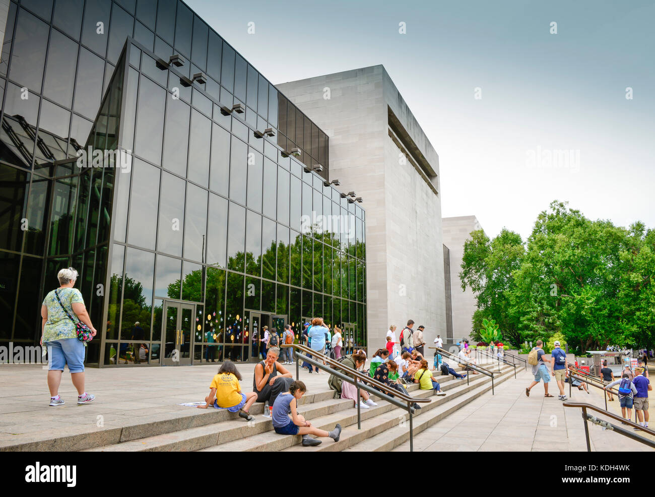 Menschen rund um den Eingang zum National Air und Space Museum in Washington, DC, USA Stockfoto
