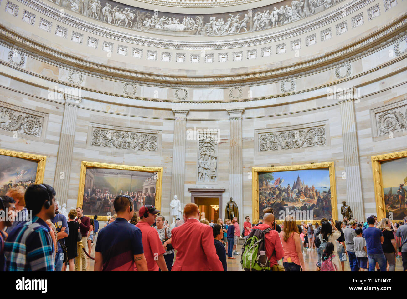 Ein Reiseleiter in Rot blazer Beschreibung Kunst der Rotunde und der Geschichte zu Touristen auf dem US Capitol Rotunde, in Washington, DC, USA Stockfoto