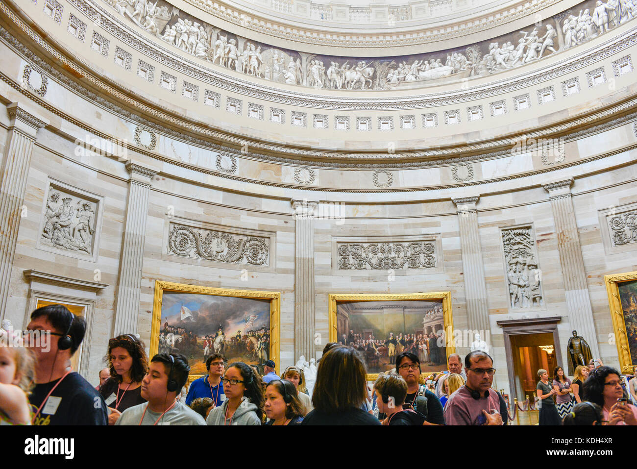 Touristen Menge unter der Kuppel innerhalb der US Capitol Rotunde mit Kunst und Geschichte in Washington, DC, USA gefüllt Stockfoto