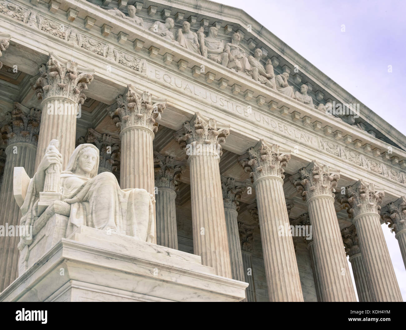 Die Statue der Kontemplation sitzt vor dem Eingang des US Supreme Court in Washington, DC, USA Stockfoto