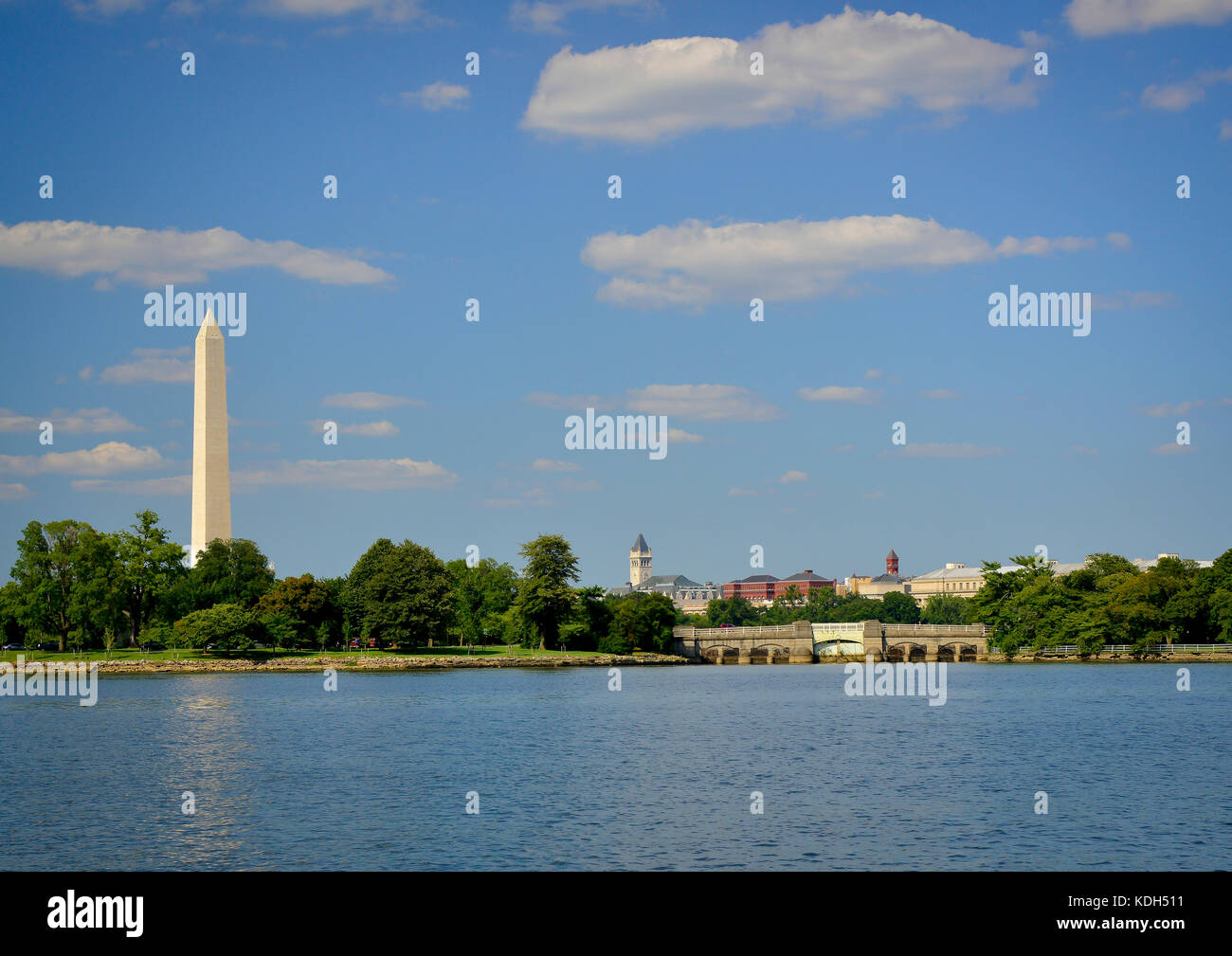 Einen weiten Blick vom Potomac Fluss des Washington Monument von Bäumen in einem fernen in Washington, DC, USA umgeben Stockfoto