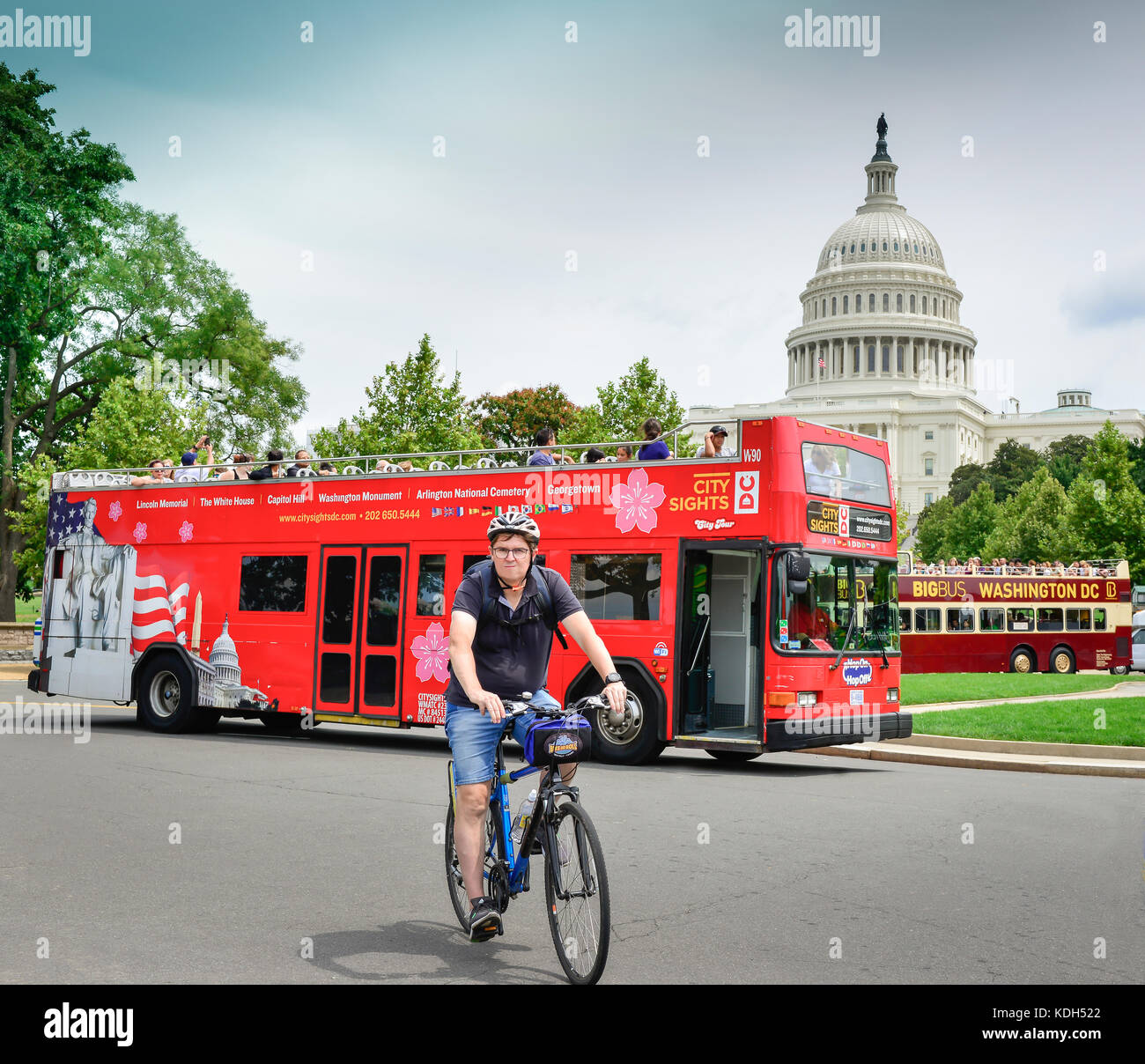 Fahrradverleih tourist zusammen mit Sightseeing Busse Kreis vor der US-Kapitol in Washington, DC, USA Stockfoto