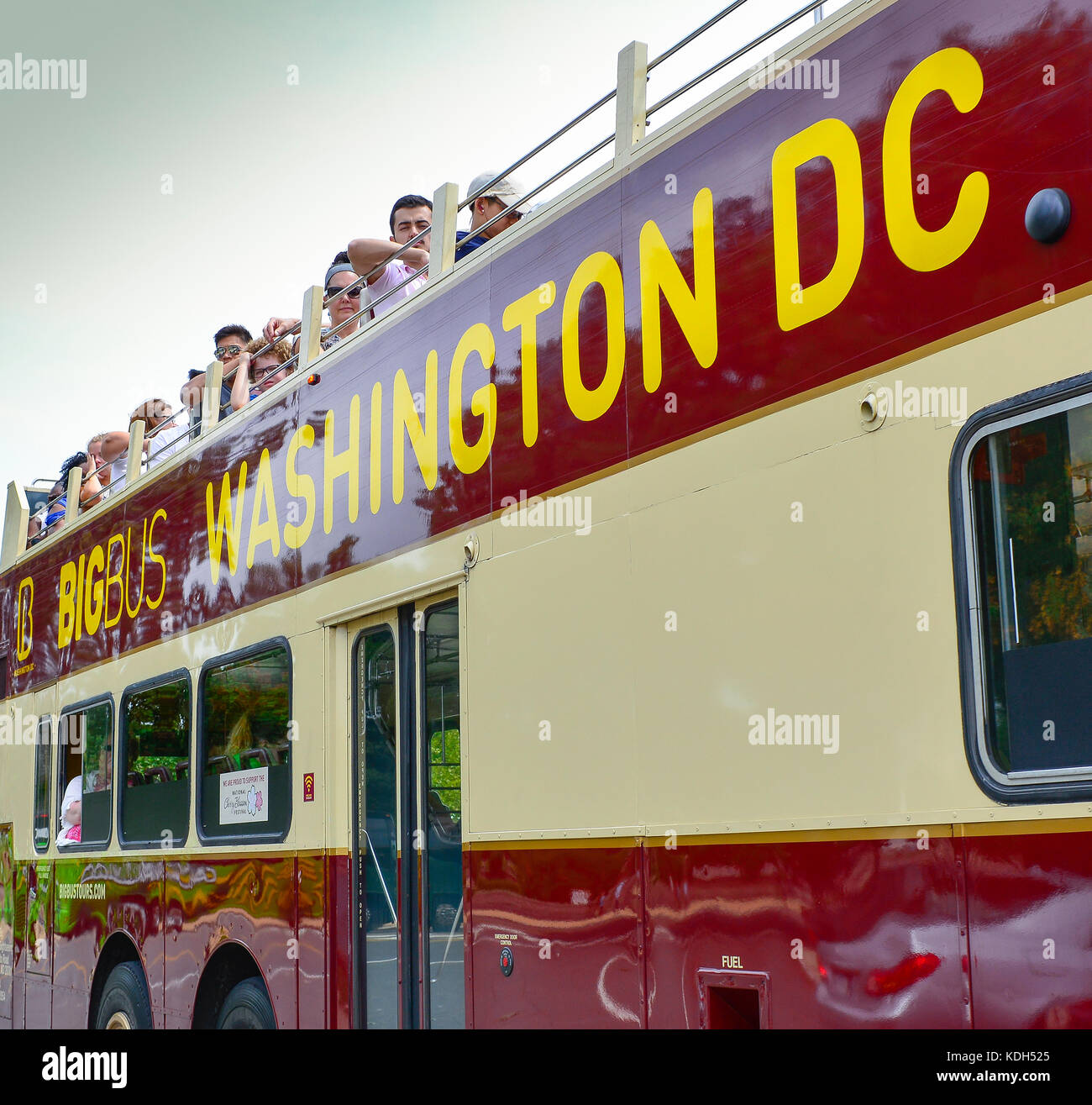 Ein open air Doppel Decker Tour Bus, mit Passagieren auf dem Big Bus Tour entlang der National Mall in Washington, DC, USA sitzt Stockfoto