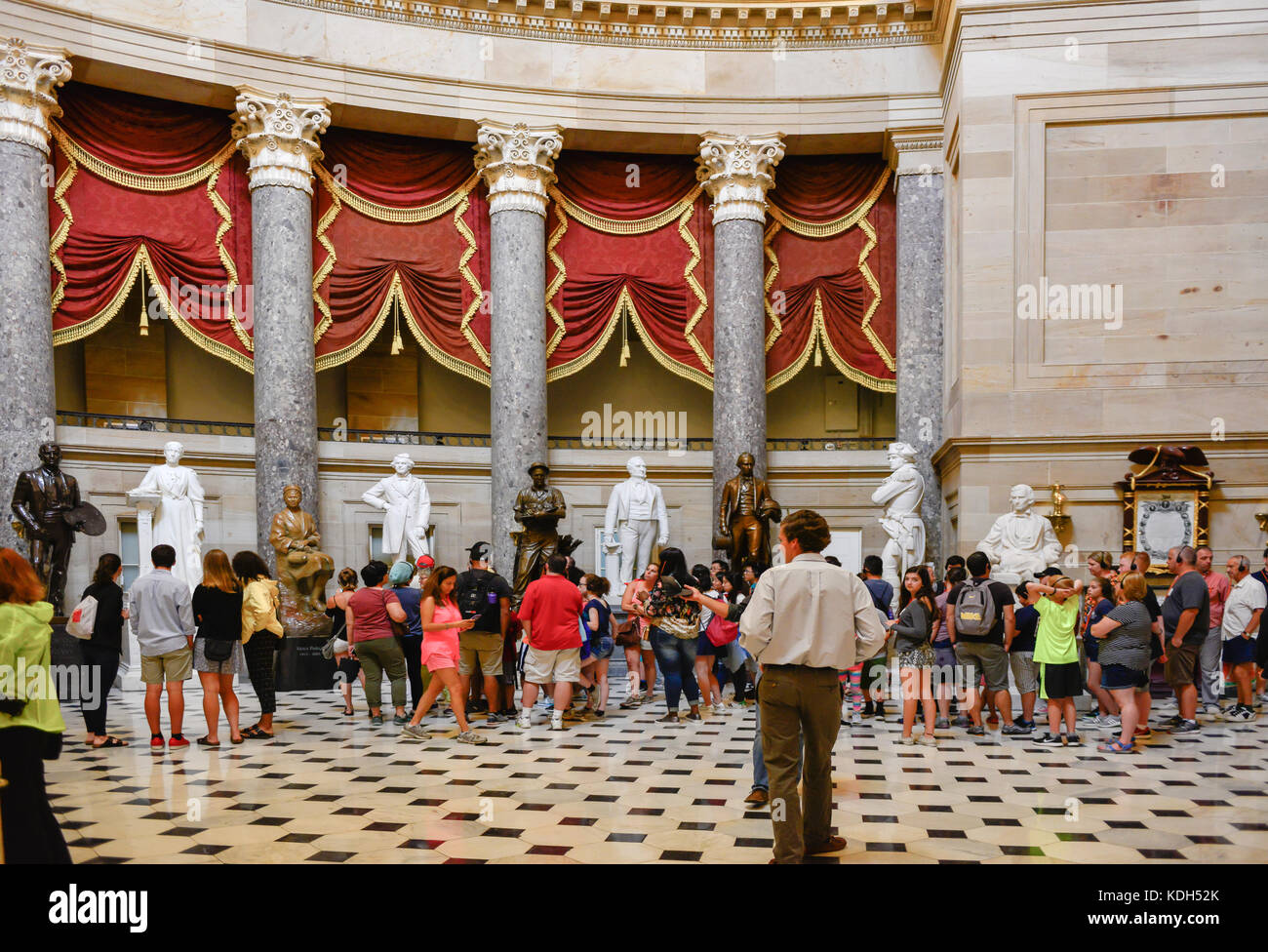 Besuchermassen besichtigen das Innere der Statuary Hall in der Rotunde des US Capitol Building in Washington, DC, USA Stockfoto