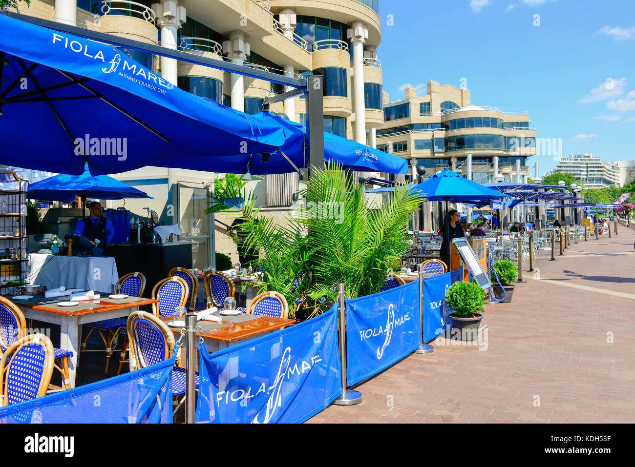 Terrasse mit blauen Schirme erwarten Gönner an Fiola Mare Restaurant an der Washington Hafen Mixed Use Development am Ufer des Potomoc r Stockfoto
