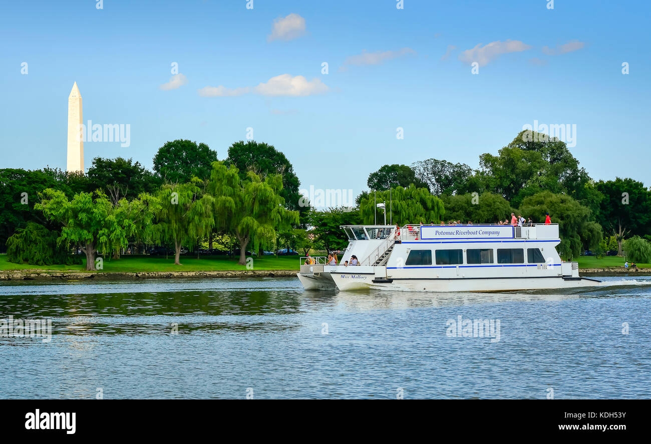 Ein flussschiff Kreuzfahrten auf dem Potomac River mit Touristen an Bord für Ansichten, wie der Washington Mounment in Washington DC, USA Stockfoto
