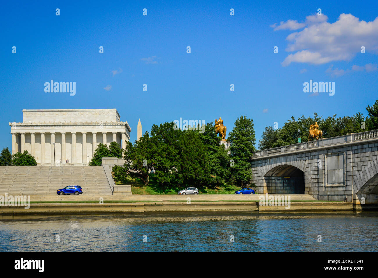 Blick über den Potomac River an der Arlington Memorial Bridge mit den beiden vergoldeten Statuen, die Kunst des Krieges, die mit dem Lincoln Memorial und dem Washington M Stockfoto