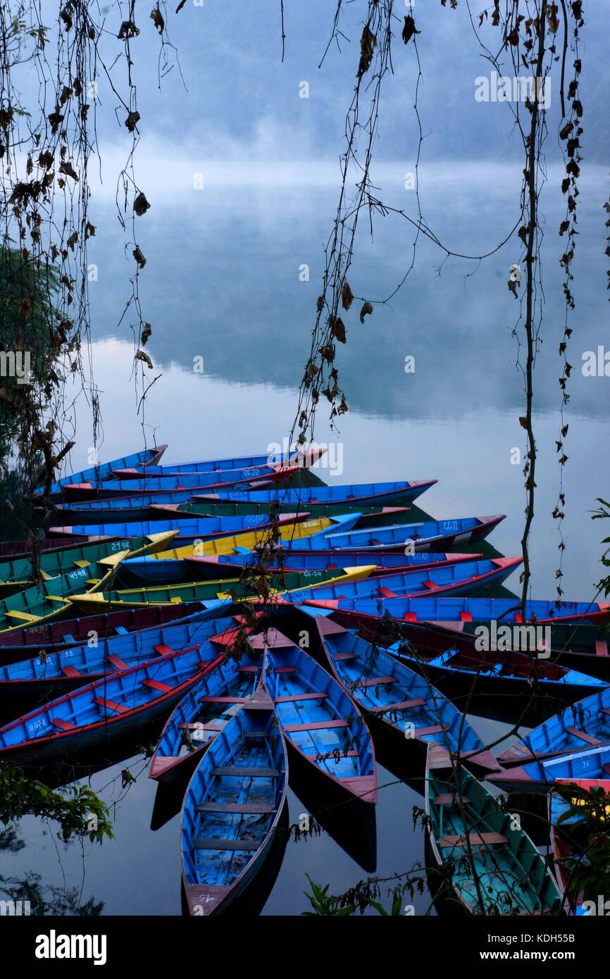 Segelboote auf Pokhara Lake Stockfoto