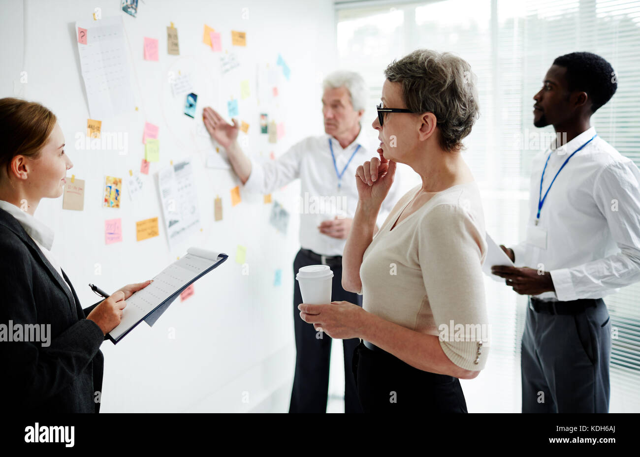 Nachdenklich Forscher an Beweise der Flugzeugkatastrophe in der Arbeitsumgebung suchen Stockfoto