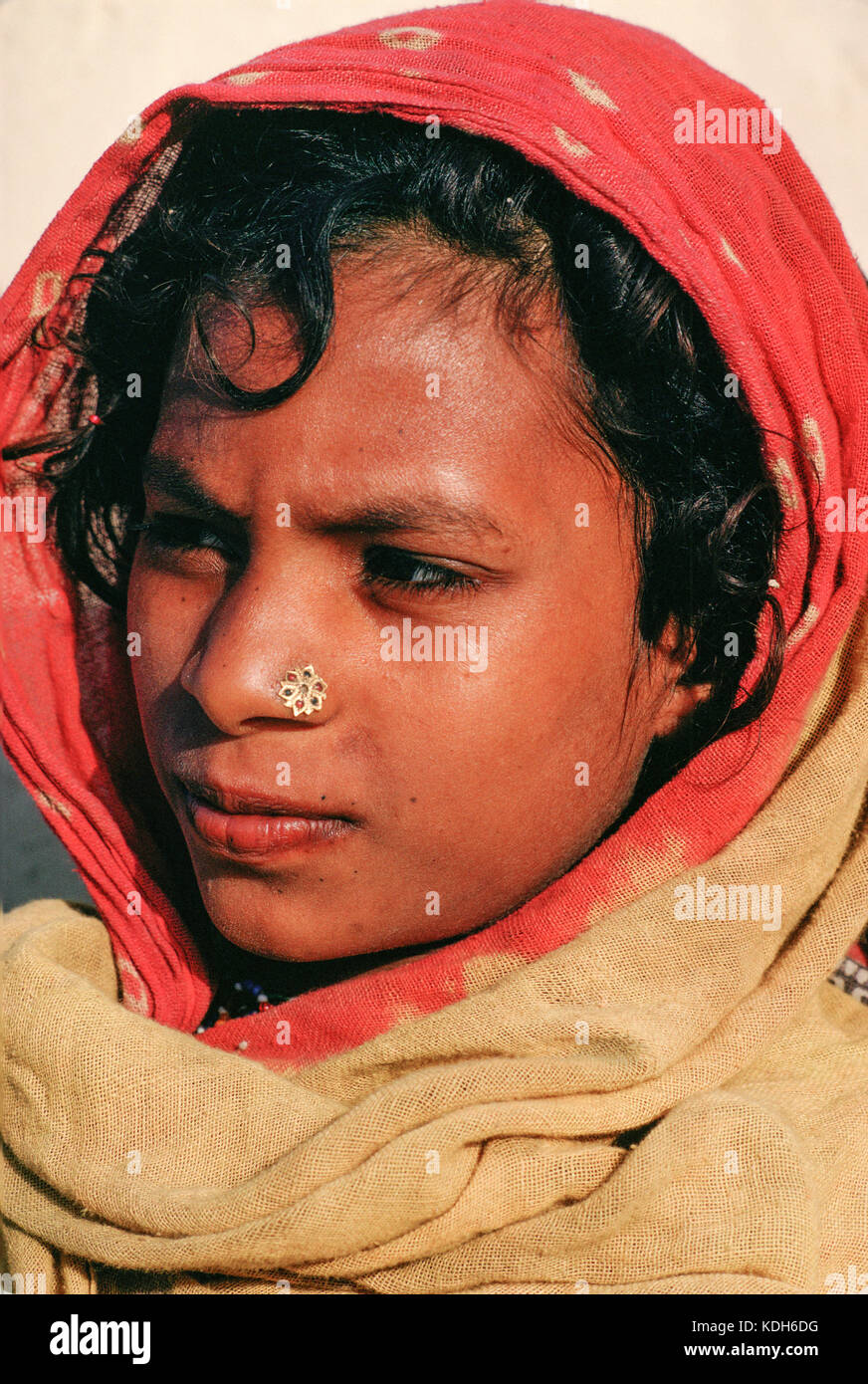Eine Cholistani Mädchen in der Wüste in der Nähe Cholistan Utch, die Punjab, Pakistan. Stockfoto