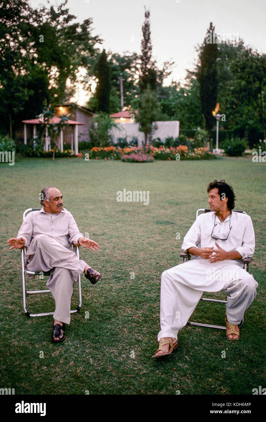 Imran Khan visits ein pensionierter Offizier, Lahore, Pakistan, 1990. Stockfoto