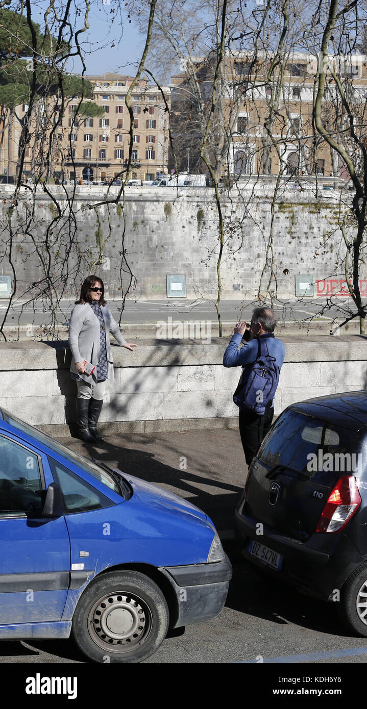 Touristen, die Bilder von einander in Rom. Stockfoto