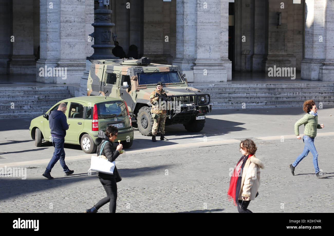Soldat auf Schutz in Bezug auf die terroristische Bedrohung auf den Straßen von Rom Stockfoto