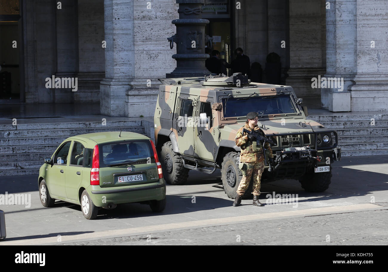 Soldat auf Schutz in Bezug auf die terroristische Bedrohung auf den Straßen von Rom Stockfoto