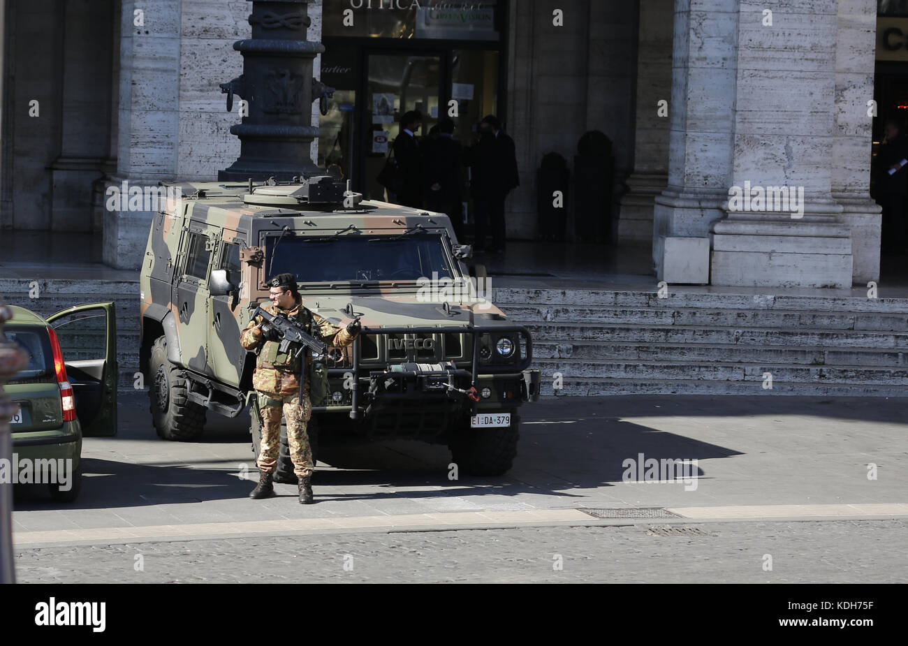 Soldat auf Schutz in Bezug auf die terroristische Bedrohung auf den Straßen von Rom Stockfoto