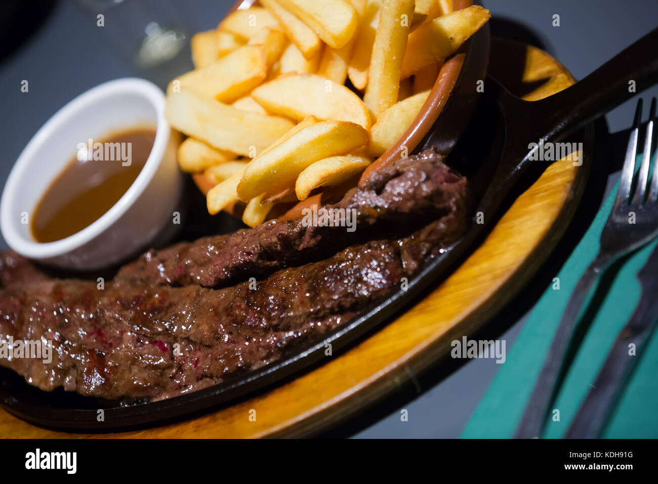 Hot Spanisch carne en Adobo - Fleisch mit Bratkartoffeln serviert  Stockfotografie - Alamy