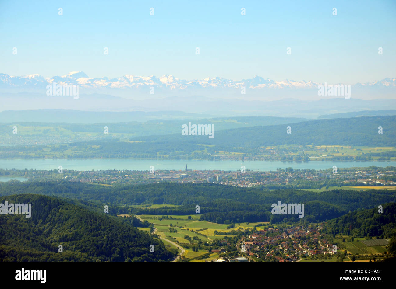 Luftaufnahme der Bodensee mit den Alpen im Hintergrund an einem sonnigen Sommertag Stockfoto