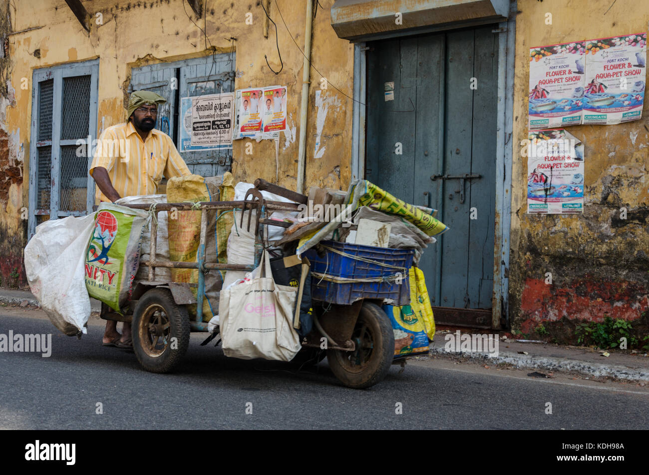 Recyceln Sie den Menschen in den Straßen von Fort Kochi Stockfoto