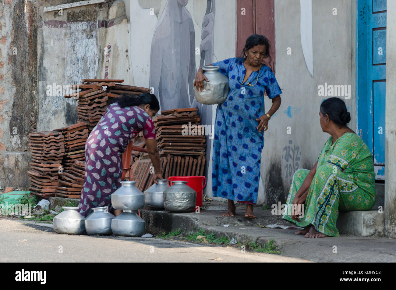 Frauen Hausarbeit tun in den Straßen von Fort Kochi Stockfoto