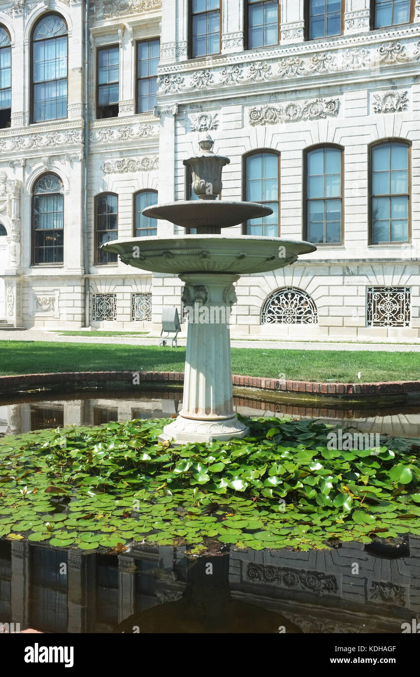 Springbrunnen im Garten des Dolmabahçe-Palast in Istanbul. Stockfoto