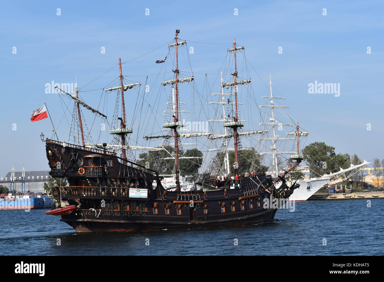 Segelschiff - Replik eines alten Piratenschiff Segeln in der Nähe von Sea-front in Gdynia. Stockfoto