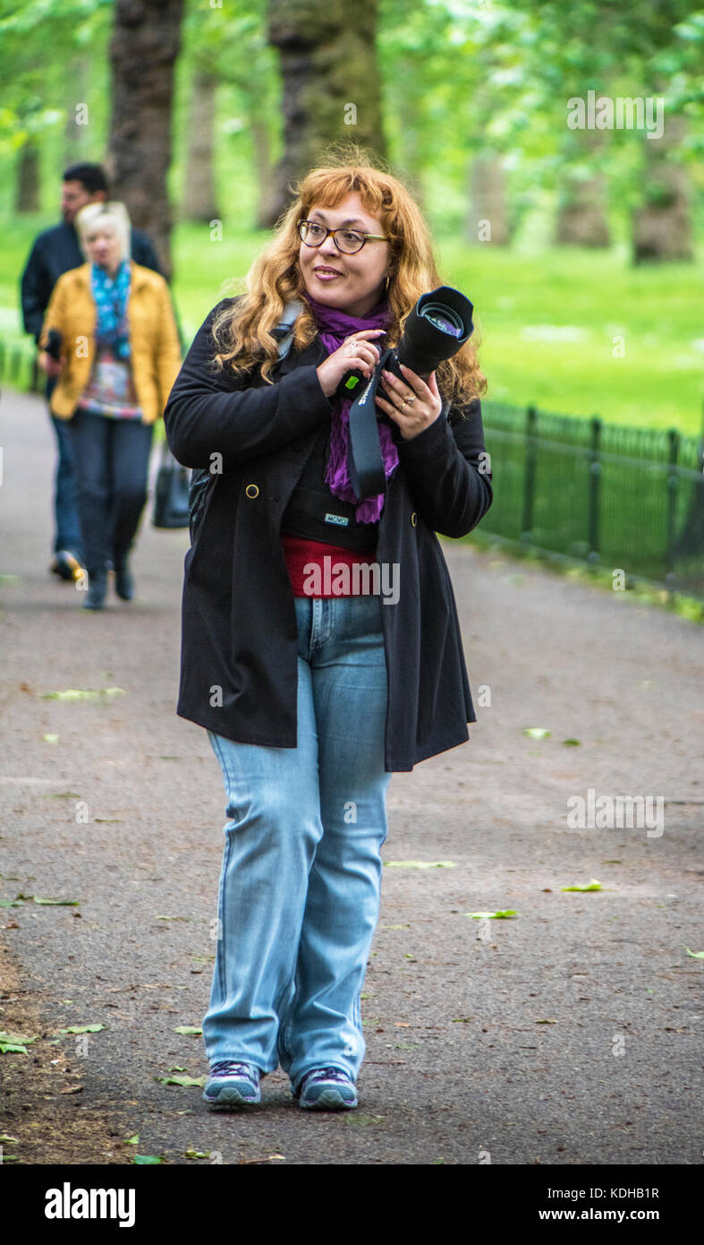 Lächelnde Frau - Fotograf im Hyde Park Stockfoto