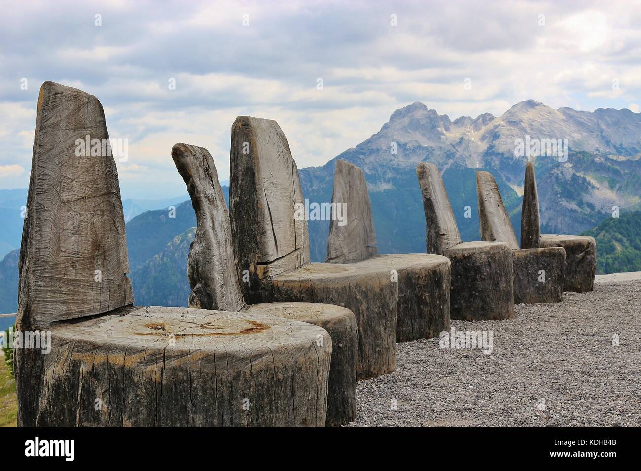 Einige Stühle aus Holz für Besucher und einen Panoramablick auf die Berge. Auf der Terrasse einer Berghütte. theth Nationalpark, Südosteuropa. Stockfoto