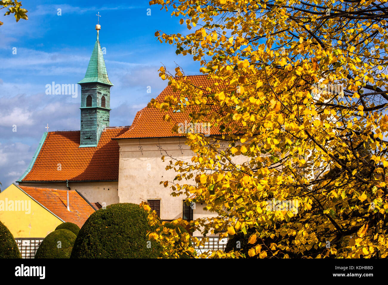 Prager Herbst, Hintergrund das Kapuzinerkloster mit der Kirche unserer Lieben Frau Königin der Engel Prag Hradcany Tschechische Republik Prag Novy Svet - neue Welt Stockfoto