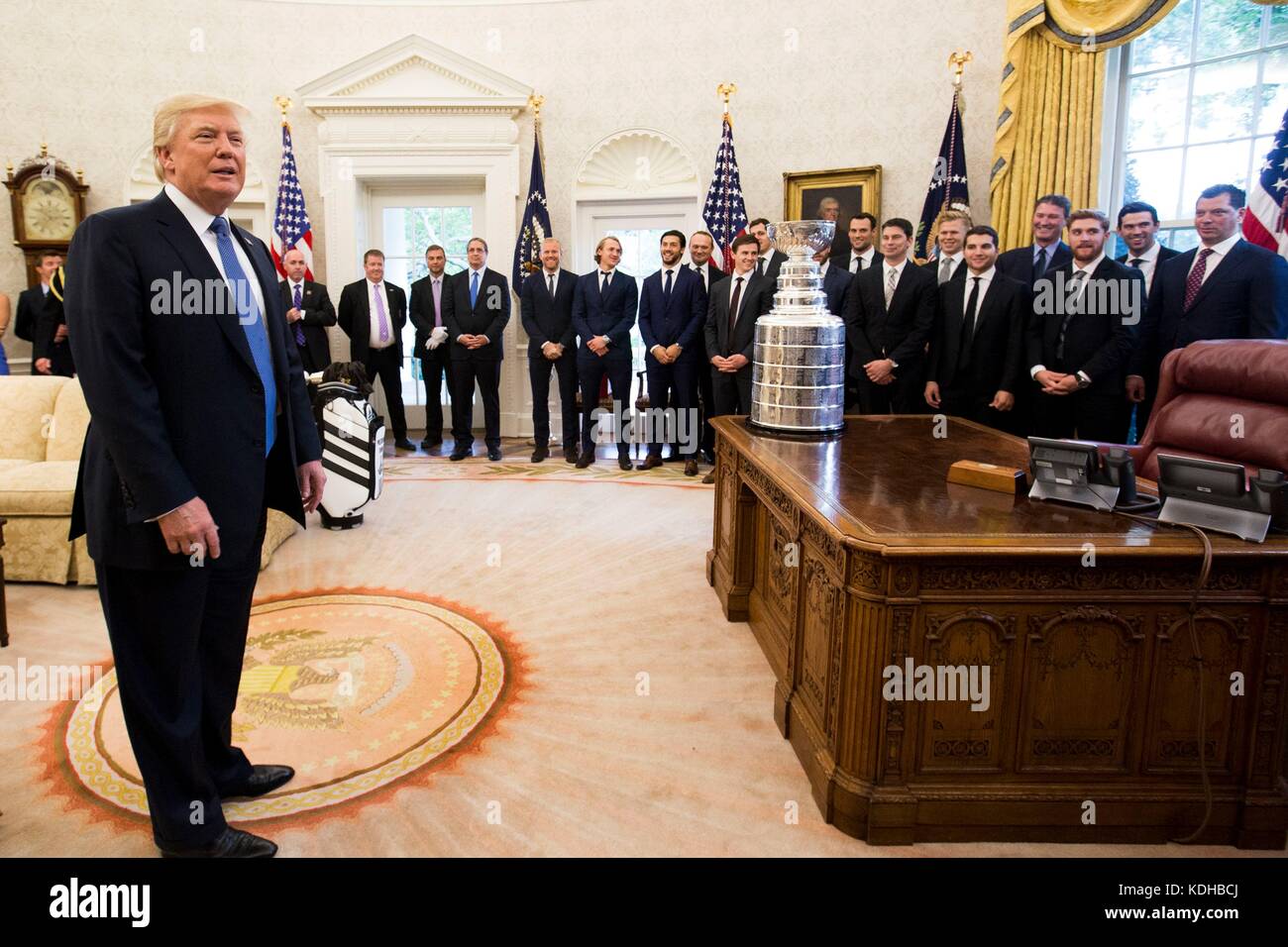 Us-Präsident Donald Trump hosts Die 2016 Stanley Cup Champion Pittsburgh Penguins im Oval Office des Weißen Hauses Oktober 10, 2017 in Washington, D.C. Stockfoto