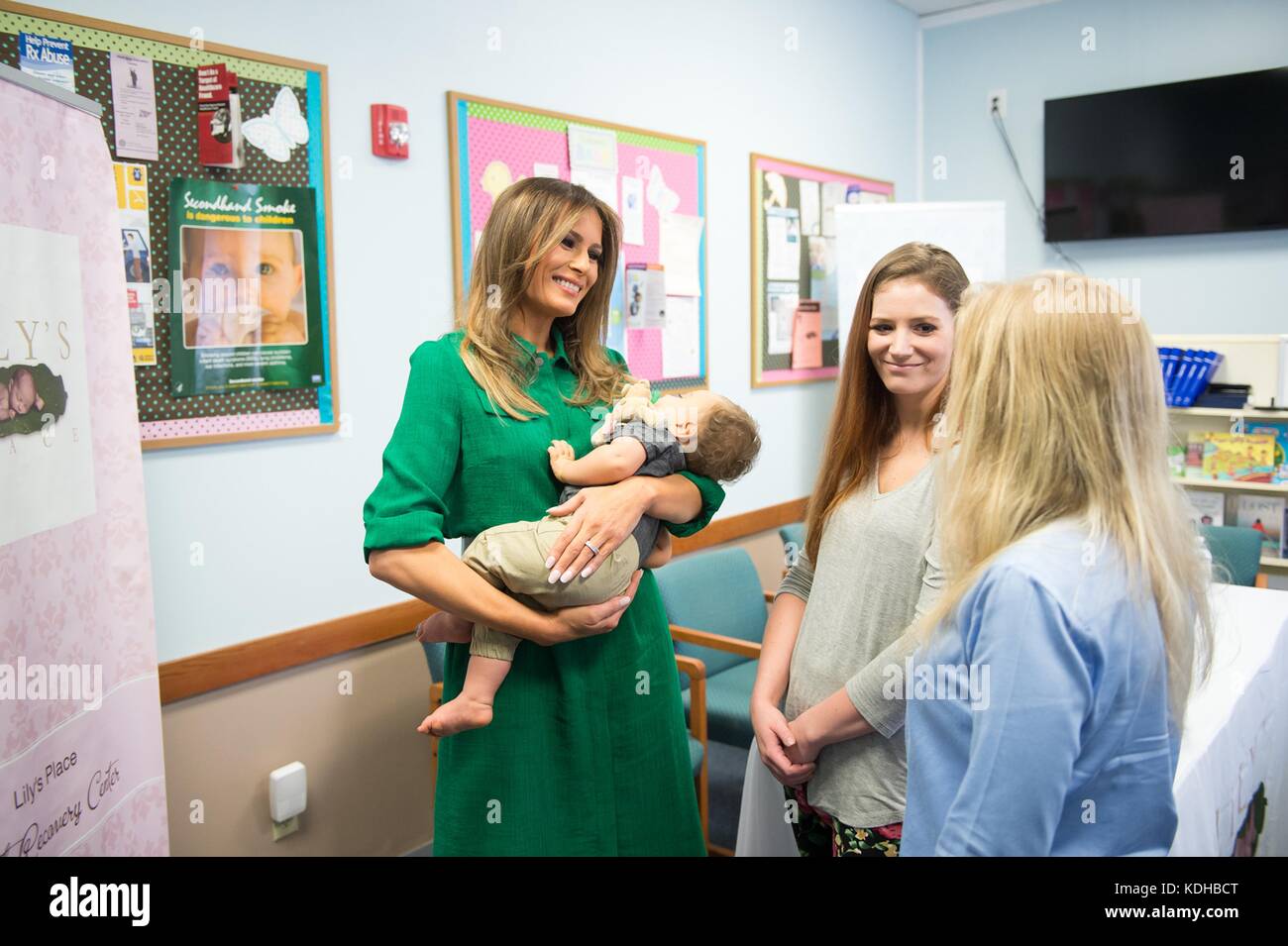 First Lady der USA melania Trump hält ein kleines Kind als sie Lilys Ort Klinik touren Oktober 10, 2017 in Huntington, West Virginia. Die Fazilität für medizinische Versorgung für Säuglinge leiden unter Neugeborenen Enthaltsamkeit Syndrom durch Opioid-entzugsbehandlung verursacht. Stockfoto
