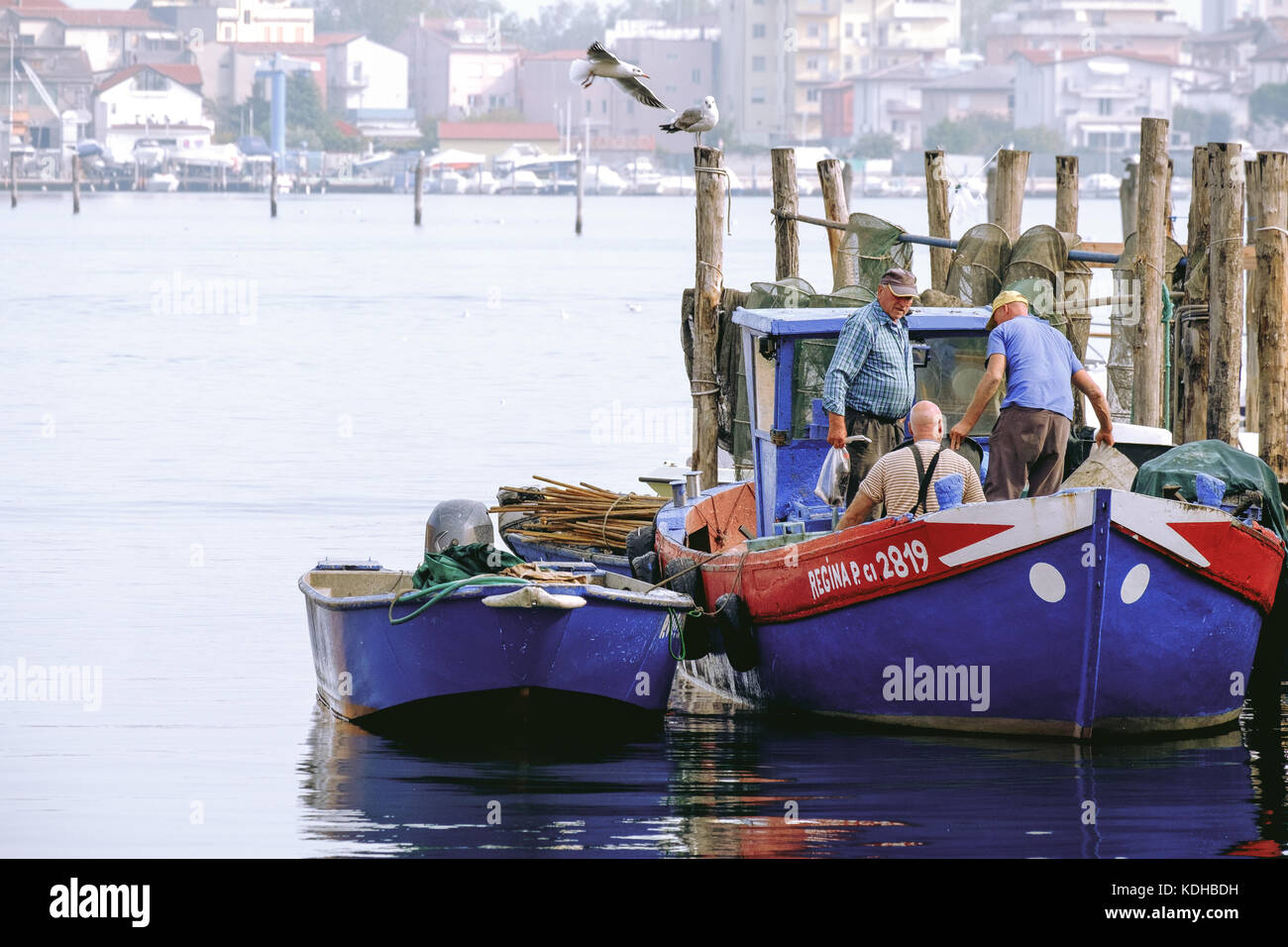 Chioggia, Italien - 04. Oktober 2017: ältere Fischer Rückkehr zum Hafen auf ihr Boot nach einem Tag auf See Stockfoto