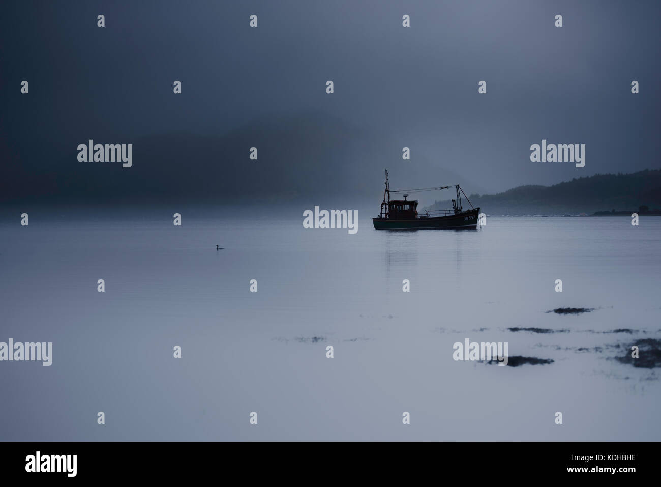 Ein einsames Boot auf einer Moody und nebligen Morgen auf Loch Creran, Schottland. Stockfoto