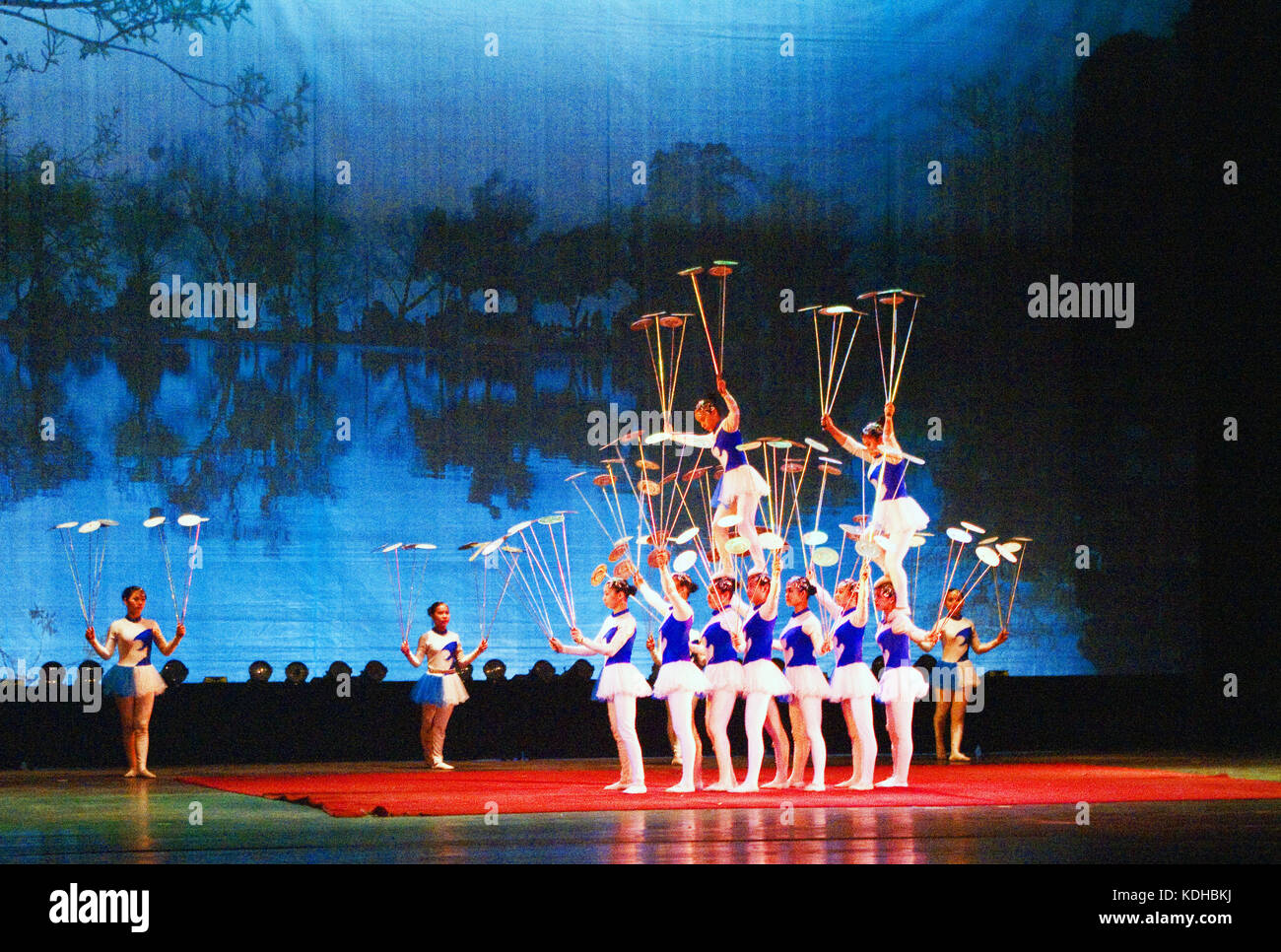 Shanghai, China, Asien, chinesisch Akrobaten, Balancing plats, Stockfoto