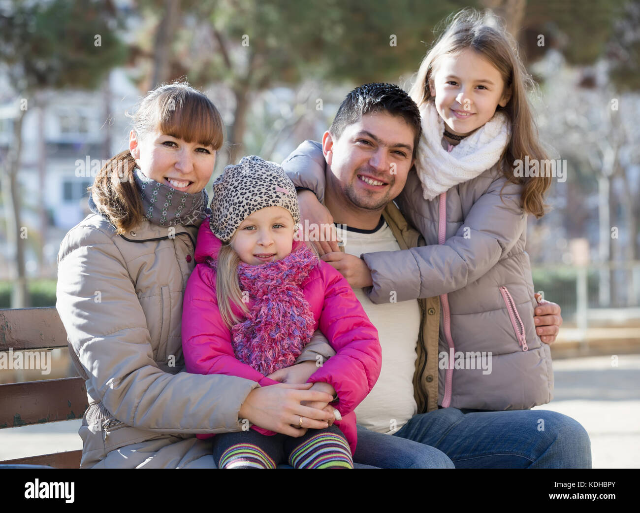 Positive Familie mit zwei Mädchen im Freien im sonnigen Herbst Tag Stockfoto