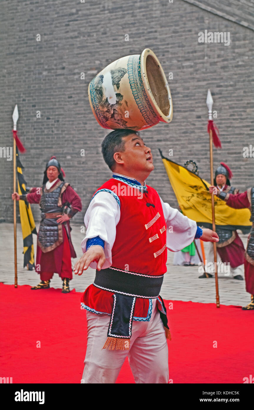 Die traditionellen Begrüßungszeremonie, durch die stadtmauer Tor, Jongleur in der chinesischen Kostüm, Xian, Shaanxi, China, Asien, Stockfoto