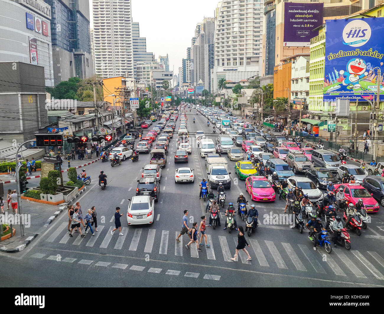 Bangkok, Thailand - 2. März 2017: Heavy Traffic Jam in der asoke Kreuzung. Fahrzeuge auf der Straße von einem zum anderen Knotenpunkt für 1,5 Kilometer gesäumt. Stockfoto