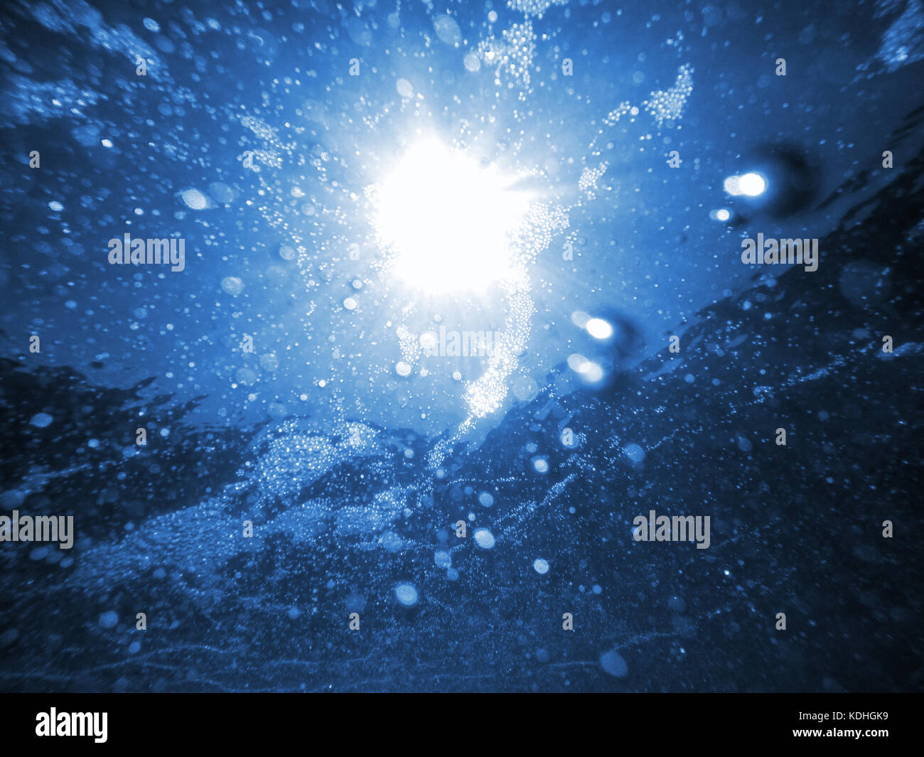 Unterwasser Meer blasen und Schaum mit Sonnenlicht Strahlen, natürliche Hintergrund Stockfoto
