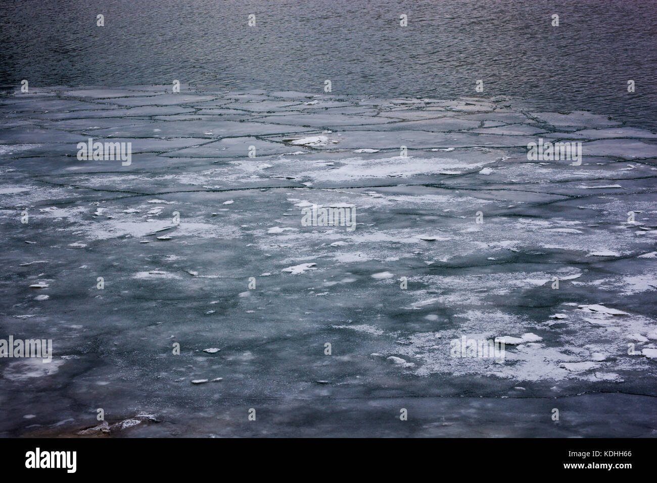 Eis hinunter den Detroit River in Windsor, Ontario riverfront während eines sub-zero Winter. Stockfoto