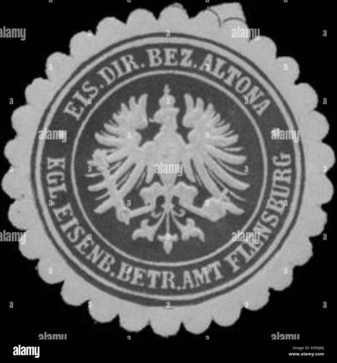 Dies ist ein historisches Siegelzeichen der Königlichen Eisenbahndirektion aus Altona, mit Schwerpunkt auf dem Betrieb in Flensburg. Sie spiegelt die historische Dokumentation des deutschen Eisenbahnsystems wider. Stockfoto