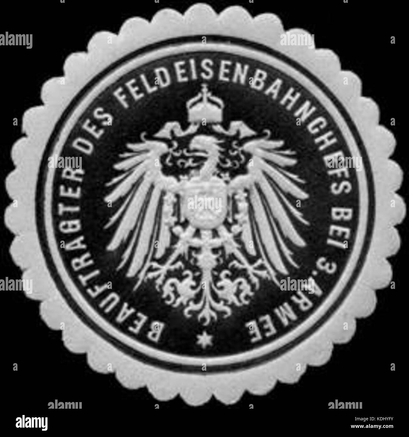 Dieses Dokument bezieht sich auf die Siegelmarke, ein offizieller Stempel, den das Militär im Briefwechsel mit der 3. Armee während des Ersten Weltkriegs verwendet hat. Es unterstreicht die logistische Rolle der Feldbahnbeamten in den Kriegsbemühungen. Stockfoto