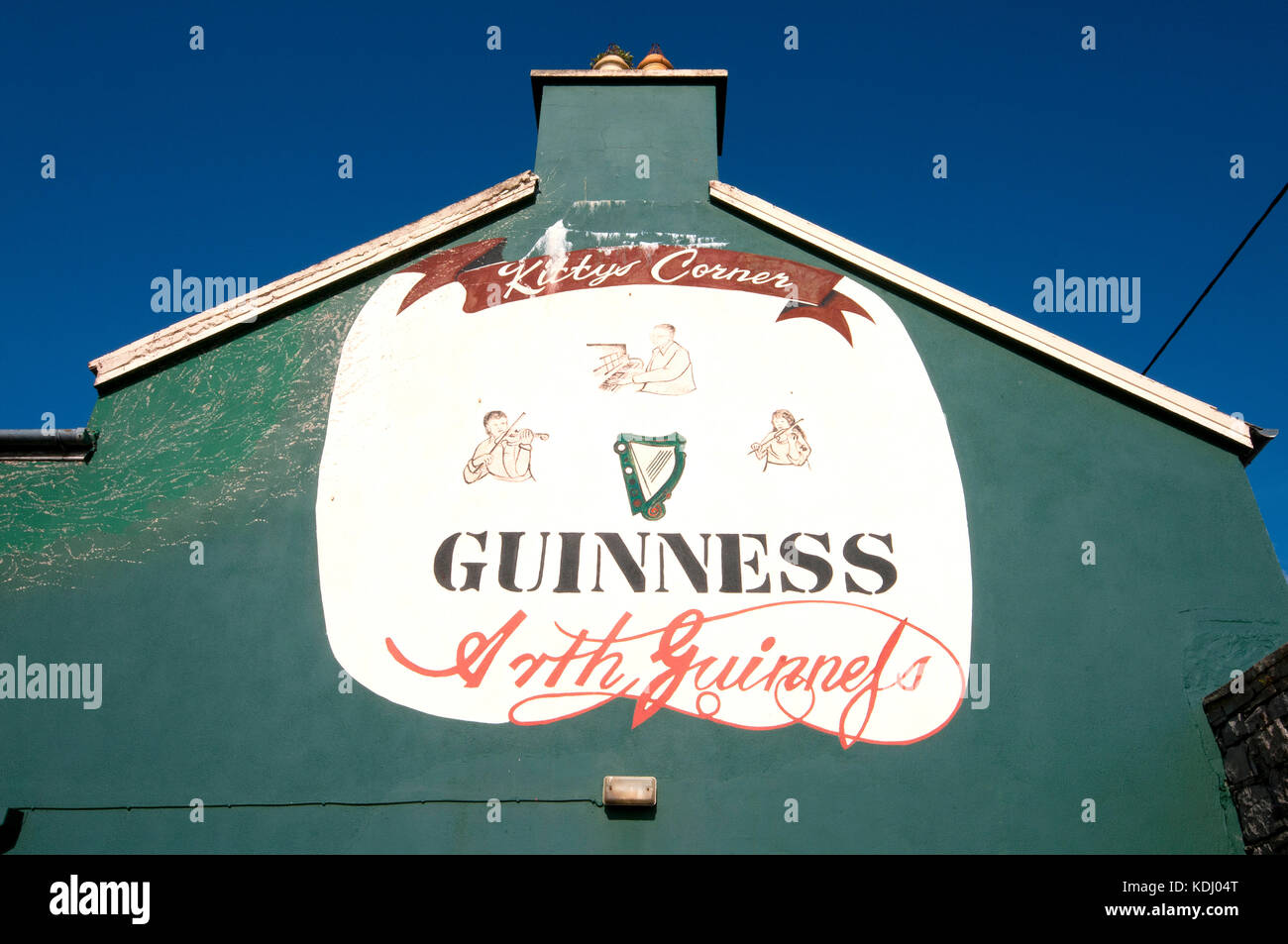 Guinness Zeichen der Linnane's Bar in Kilfenora, County Clare, Irland Stockfoto
