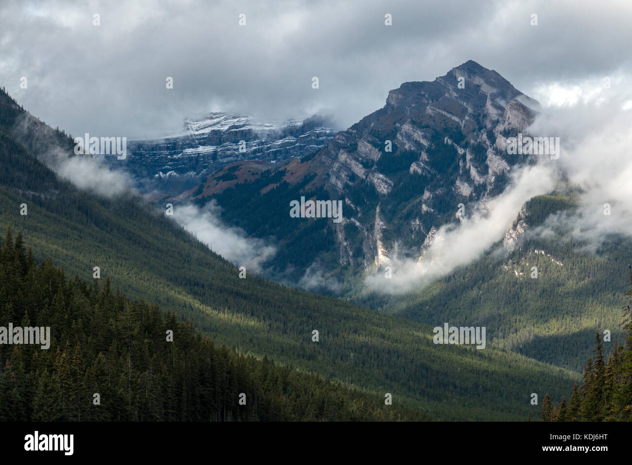 Niedrig fliegenden Wolken Hug die Konturen einer Mountain im Banff National Park, Alberta, Kanada. Stockfoto