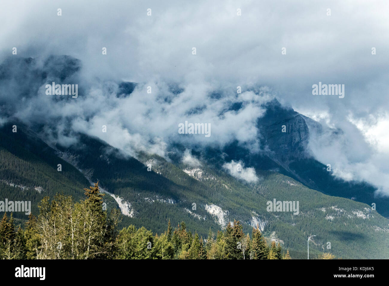 Die Wolken hängen tief und verdecken die Berge im Banff National Park, Alberta, Kanada. Stockfoto