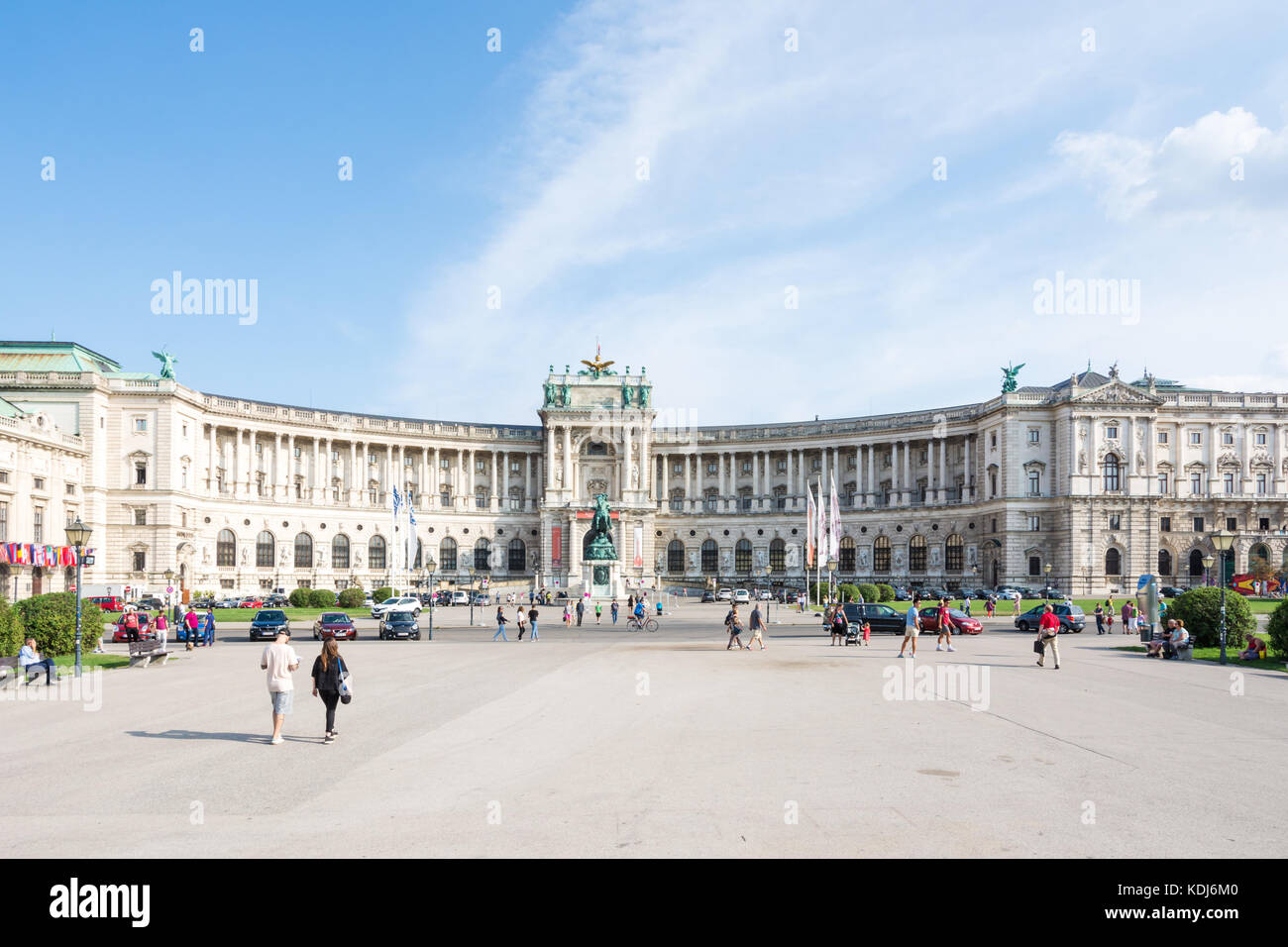 Wien, Österreich - 28 August: Touristen an der berühmten kaiserlichen Hofburg in Wien, Österreich, am 28. August 2017. Stockfoto