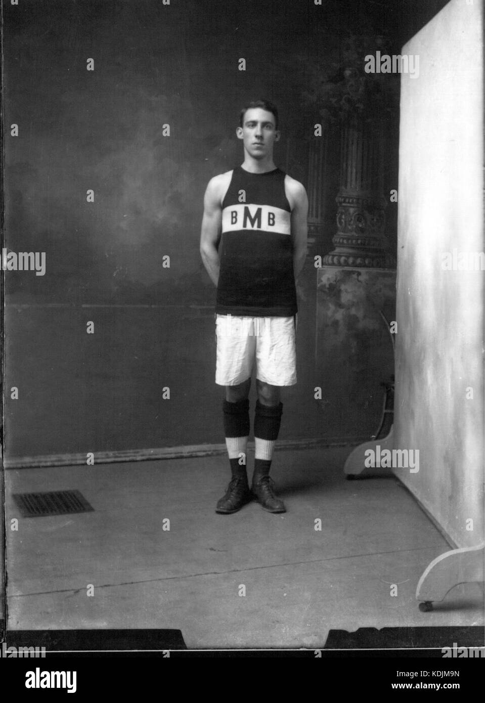 Ein Foto von Joseph McCory in seiner Basketballuniform, aufgenommen 1907. Das Bild spiegelt die Anfänge des organisierten Basketballs wider und zeigt McCory als Athlet während der Gründungsjahre des Sports. Das frühe 20. Jahrhundert markierte eine entscheidende Zeit für das Wachstum des Basketballs in Amerika. Stockfoto