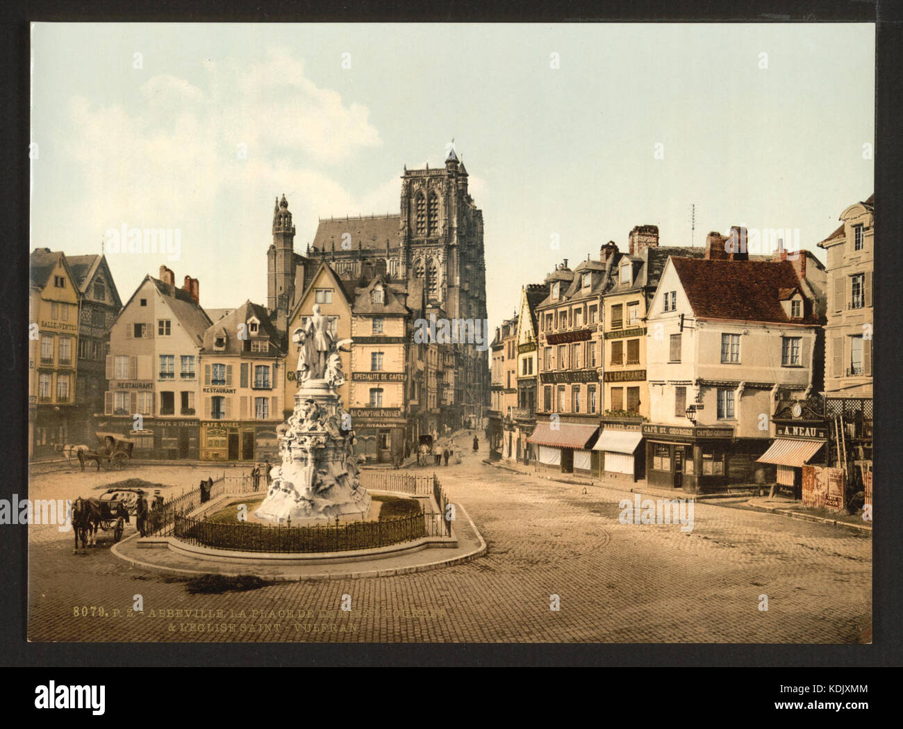 Dieses Bild zeigt die St. Vulfran-Kirche und den Platz von Admiral Courbet in Abbeville, Frankreich, und hebt die architektonischen Merkmale und die historische Bedeutung des Ortes hervor. Stockfoto