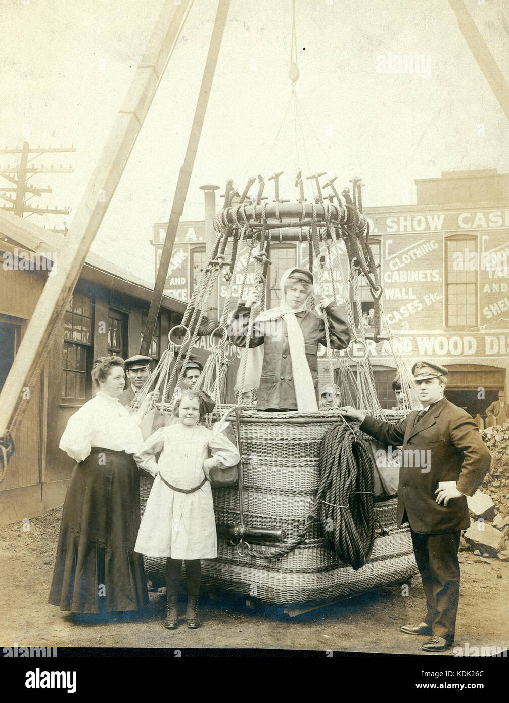 Morris A. Heimann (ganz rechts) mit seiner Tochter und Frau (Vor) mit der ballonkorb plante er in der ersten Ballonfahrt durch eine Frau in St. Louis verwenden Stockfoto